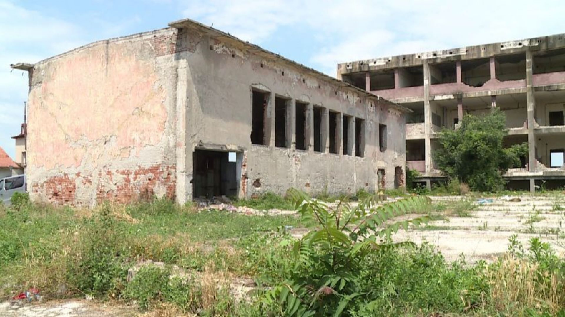 Дворът и сградата на бивше училище в Русе са превърнати в бунище
