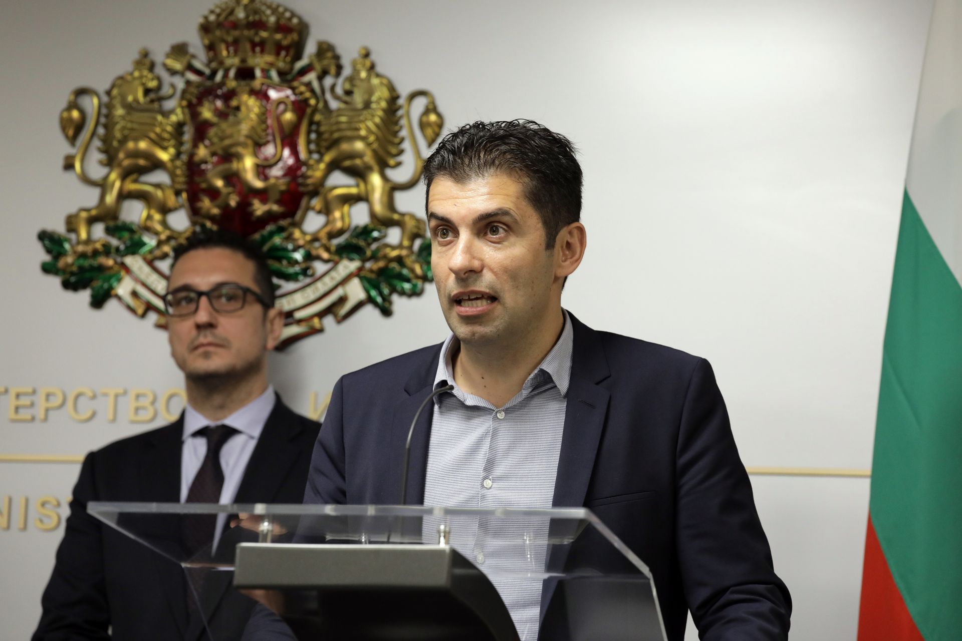 Кирил Петков, а до него вляво е изпълнителният директор на Българска агенция за инвестициите Стамен Янев по време на брифинга пред журналисти