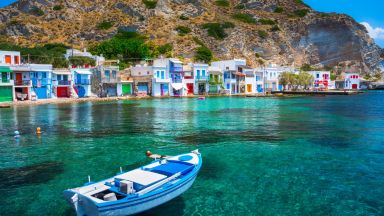 Цветните гаражи за лодки на гръцкия остров Милос (снимки)