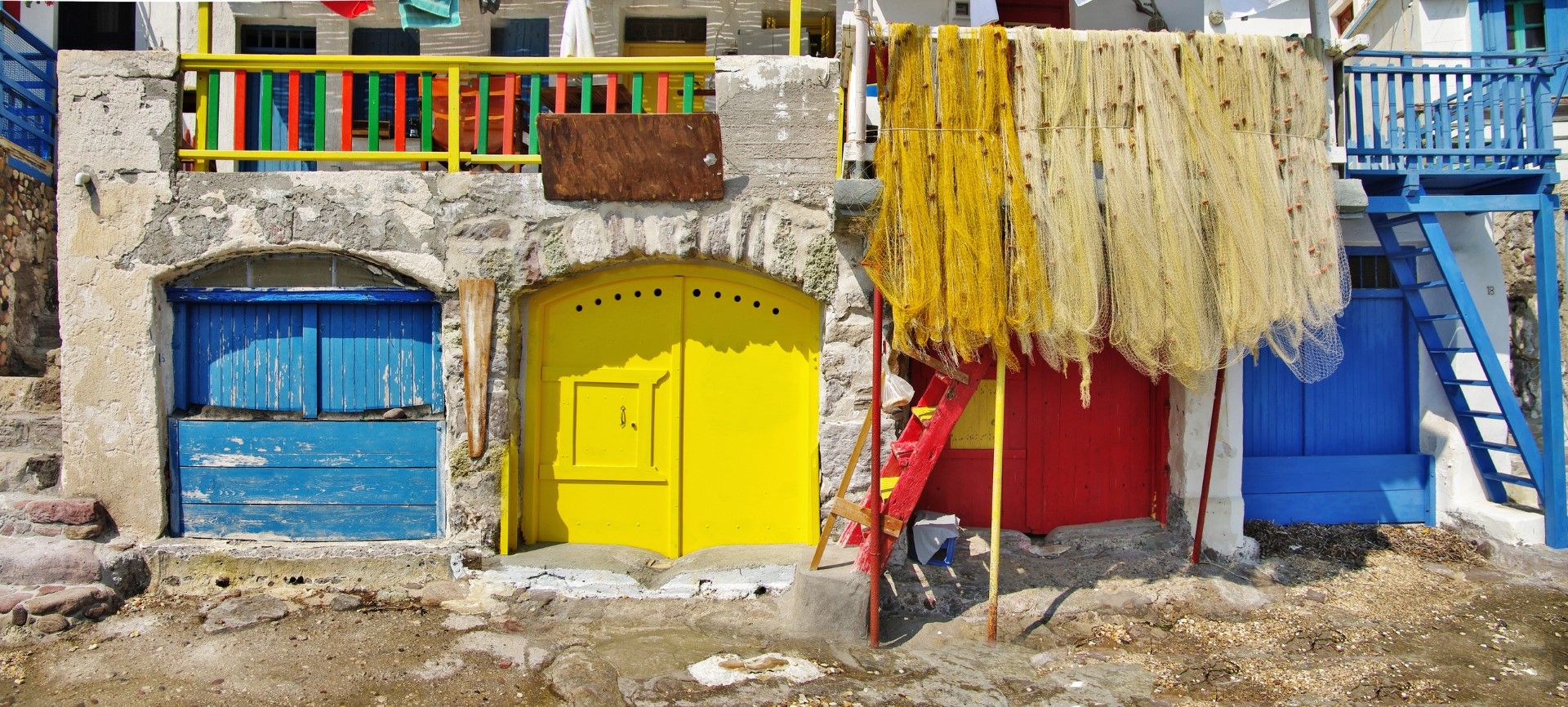 Цветни гаражи на остров Милос