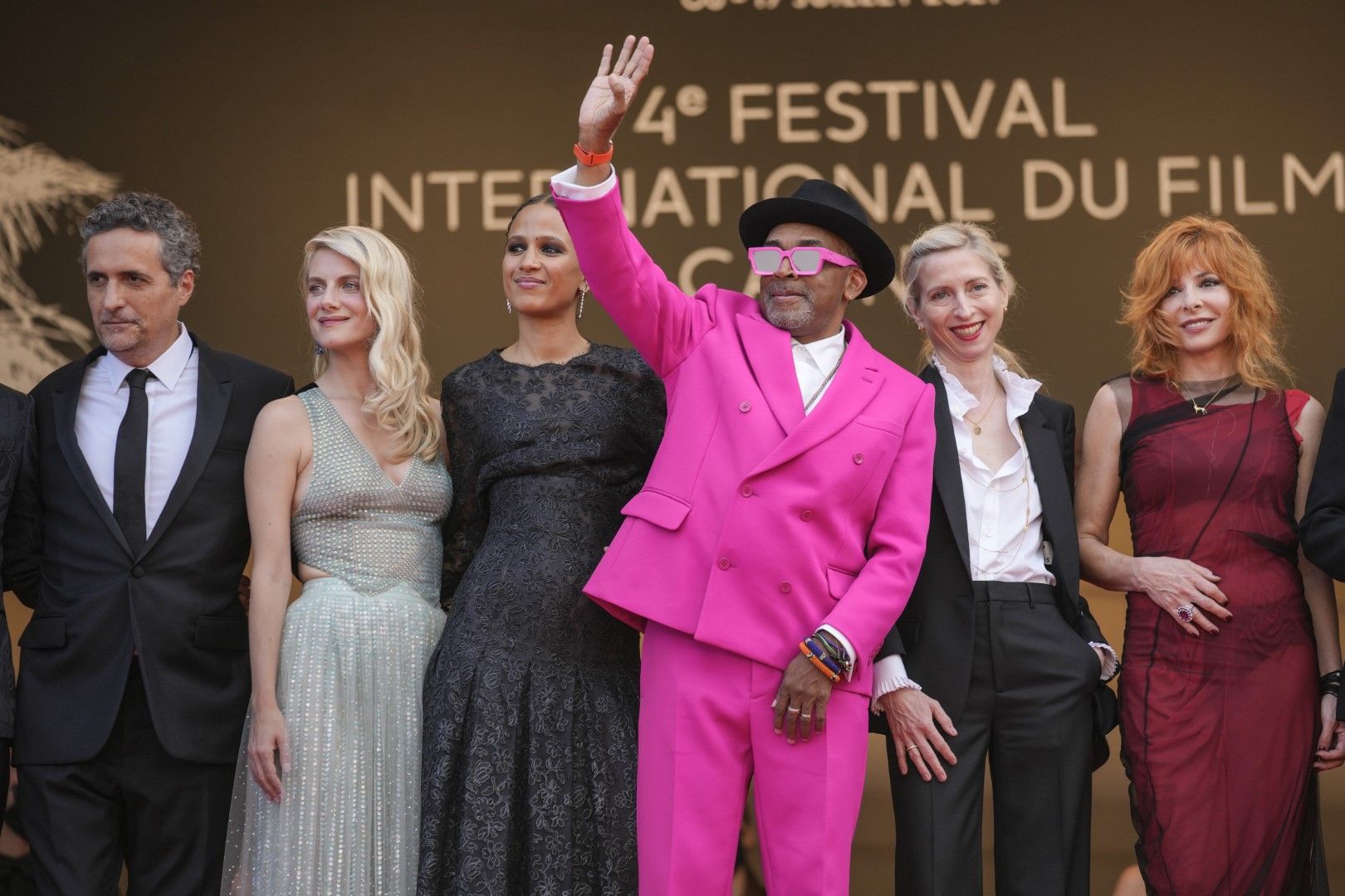 Журито на фестивала в Кан - председателят Спайк Лий е с розовия костюм