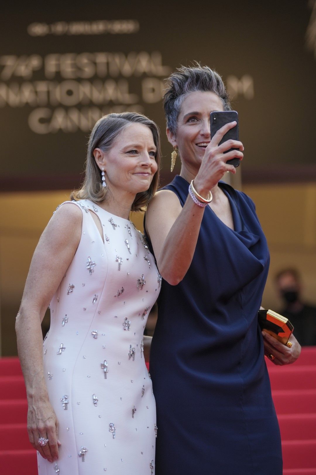 Джоди Фостър вляво и Александра Хедисън позират за фотографи при пристигането на премиерата на филма „Анет“ и церемонията по откриването на фестивала в Кан 