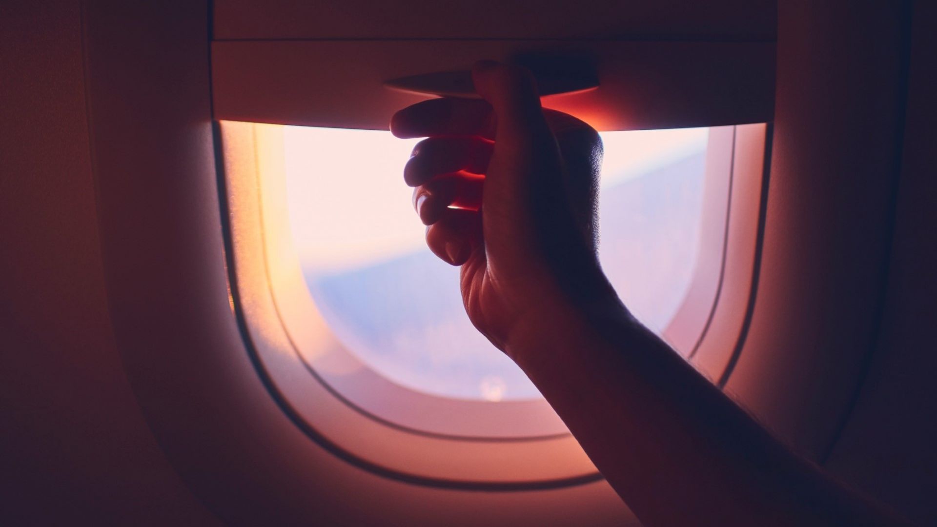 Защо отваряме сенниците на прозорците при кацане на самолета?