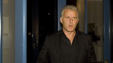 Известният в Нидерландия разследващ журналист Петер де Врийс се бори