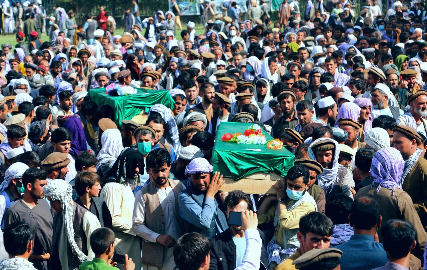 Афганистанци носят тялото на цивилни, убити при битки между талибаните и силите за сигурност, по време на погребението им, в провинция Бадахшан, Северен Афганистан на 4 юли 2021 г. 