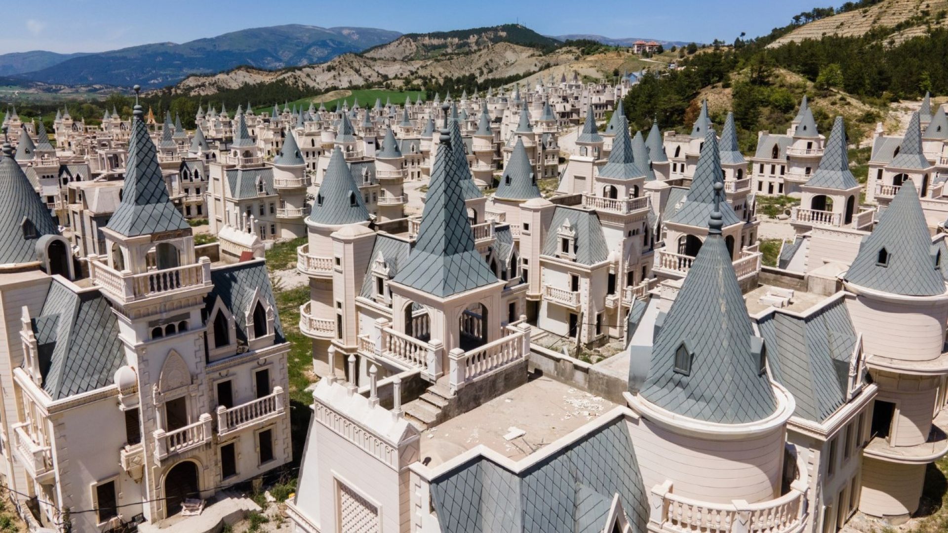 Историята на турския призрачен град от замъци (снимки)