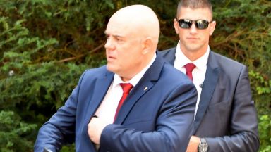 Причината беше че един от служителите на Националната служба за