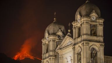 Летището на сицилианския град Катания бе принудено днес да затвори