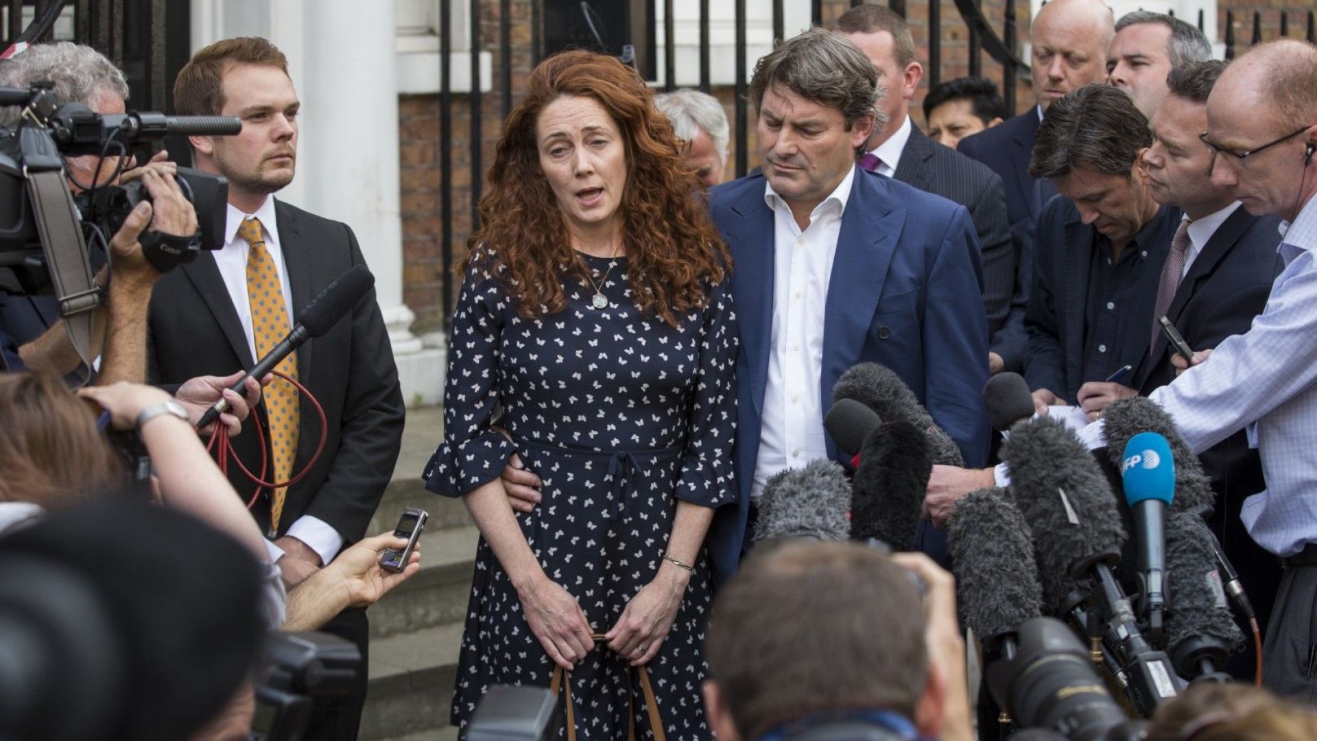 Бившият изпълнителен директор на News International Ребека Брукс и съпругът й Чарли Брукс дават изявление пред дома си на 26 юни 2014 г. в Лондон 