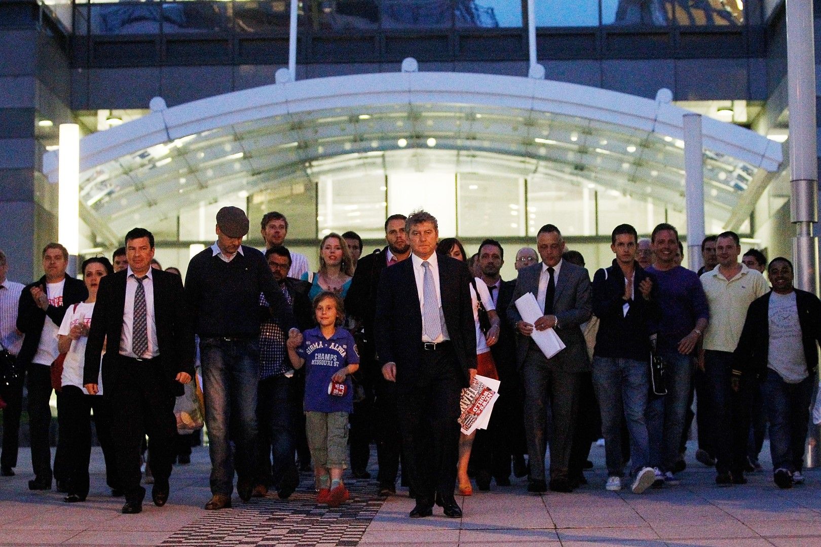 Главният редактор на News of The World Editor Колин Майлър извежда служители и журналисти от офисите на вестника на площад "Томас Мор" в Лондон преди последния брой на вестника, 9 юли 2011 г. 