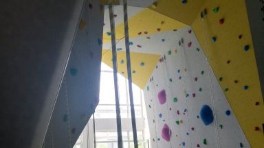 Наред с всички занимания по видовете изкуства спортни и танцови