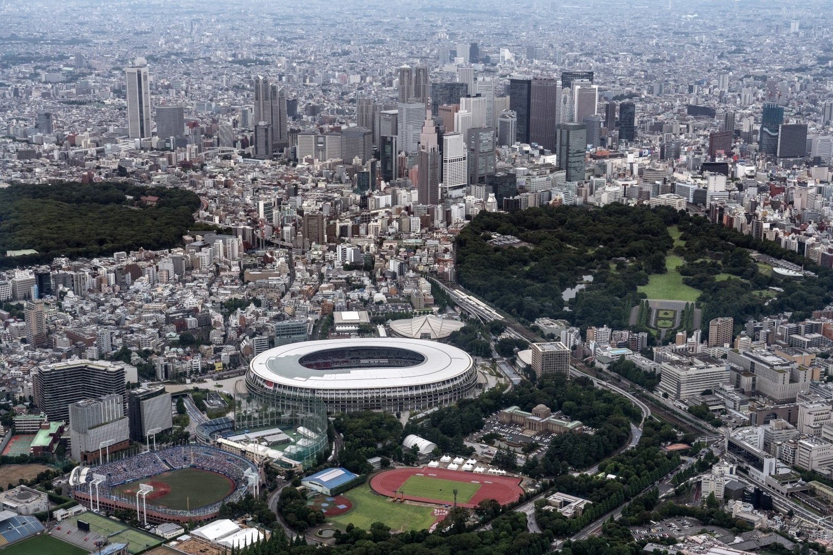 Националният стадион в Токио - построен през 2016-а на мястото на стария такъв, който бе взривен и разрушен. Той е сърцето на града, част от градската среда и силует. Капацитетът е 68 000 зрители, но няма да има повече от 10 хиляди по време на игрите.