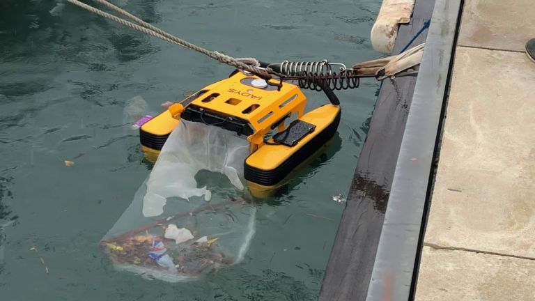 Робот почиства морската вода от боклуци