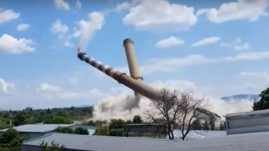 Взривиха двата комина в площадката на бившия ТЕЦ Казанлък Едното