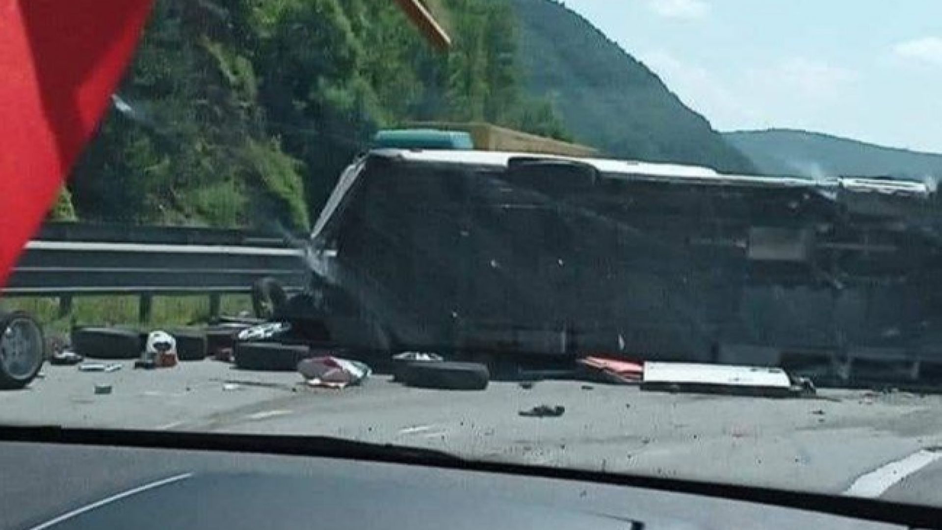Тежка катастрофа на магистрала "Хемус", обърнал се е камион с гуми (видео)