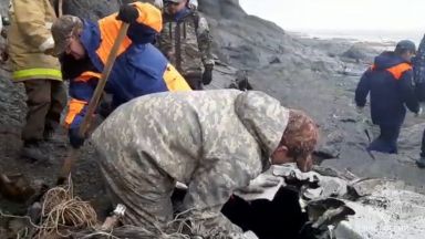 Спасителите намериха останките от 19 тела на пътници от самолета