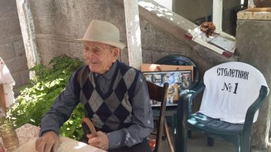 Дядо Никола Лазаров от село Неделево духна 100 свещи на