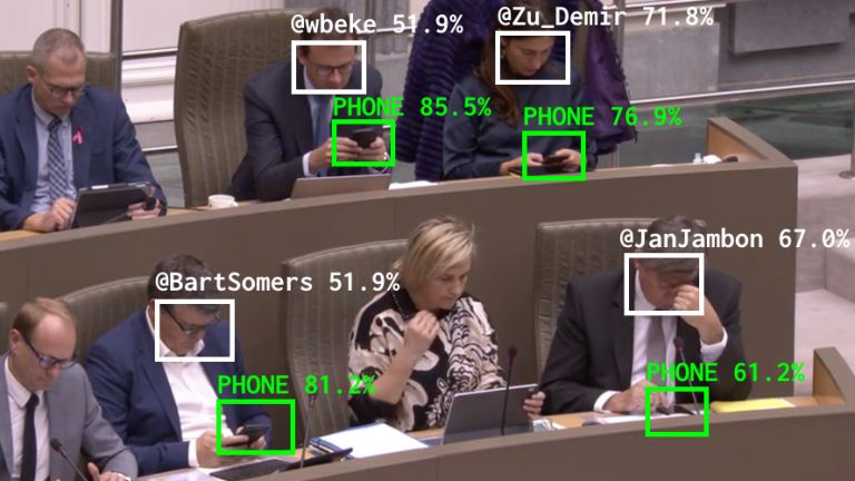 Изкуствен интелект измерва колко време политиците гледат в телефоните си