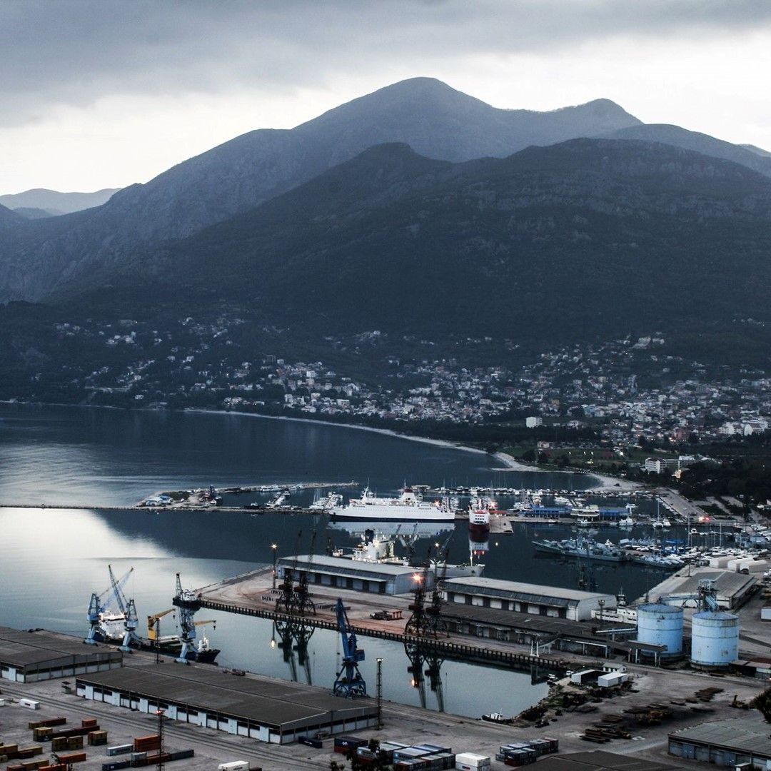 Пристанището на Бар в Черна гора, докъдето трябва да стигне магистралата (или откъдето трябва да започне). Надеждите на Подгорица са това пристанище да приема контейнеровози и стоките да се превозват по магистралата към Белград и оттам към Европа