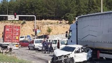 Осем души бяха ранени днес при тежка верижна катастрофа в