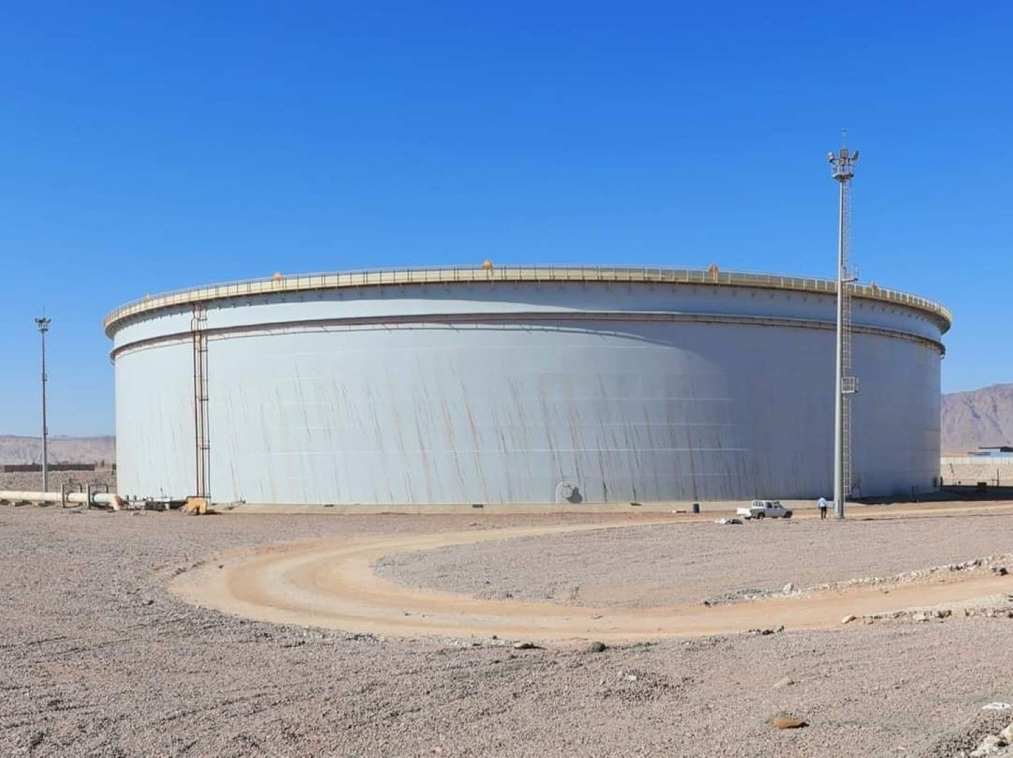 Резервоарът има вместимост от 175 000 кубични метра или 1.1 милион барела суров петрол