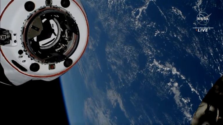  "Дракон" се отдели от МКС, неизвестен обект прелетя на 1,8 км (видео)