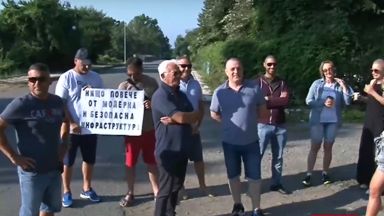 Представители на туристическия бранш и жители на Приморско излязоха на