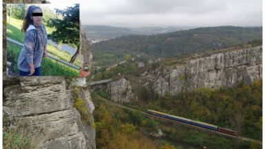 Тежка черепно мозъчна травма от удара в скалите е причината за