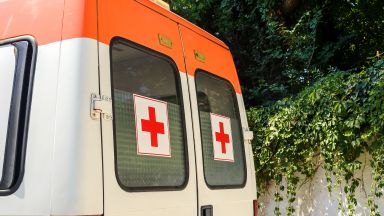 Бебе и 5-годишно дете са ранени при верижна катастрофа на пътя Бургас-Средец