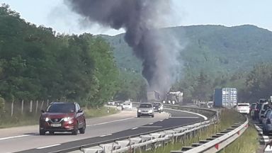 Горящ ТИР предизвика огромно задръстване на 50 ия км на магистрала