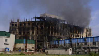 Огнен ад в завод в Бангладеш с 52 жертви, сред тях деца (снимки и видео)