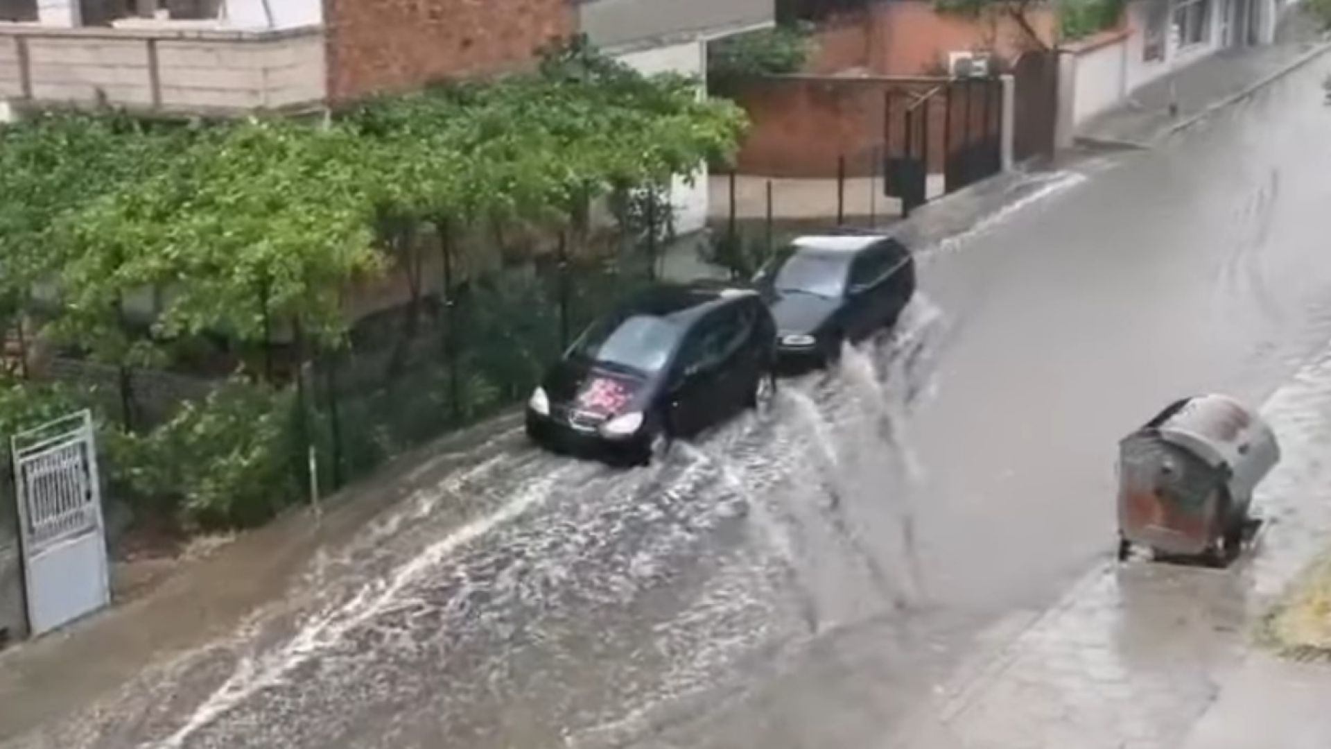 Градушка удари Сандански, порой свлече кална маса на АМ "Струма" (видео)