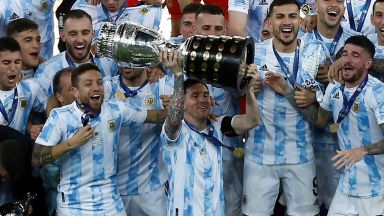 Аржентина превзе "Маракана" и Меси изстрада през сълзи своята купа (Снимки)