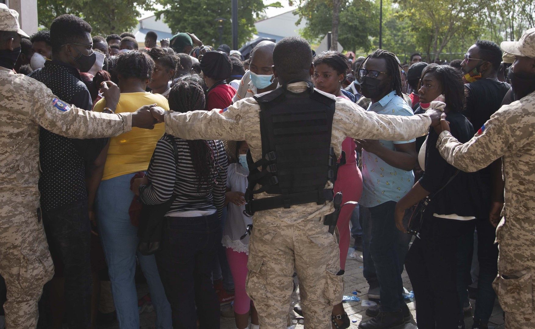 Натиск пред американското послоство в Порт-О-Пренс , столицата на Хаити, след като според слухове, САЩ ще издават хуманитарни визи за хаитяни след убийството на президента Жовенел Моиз