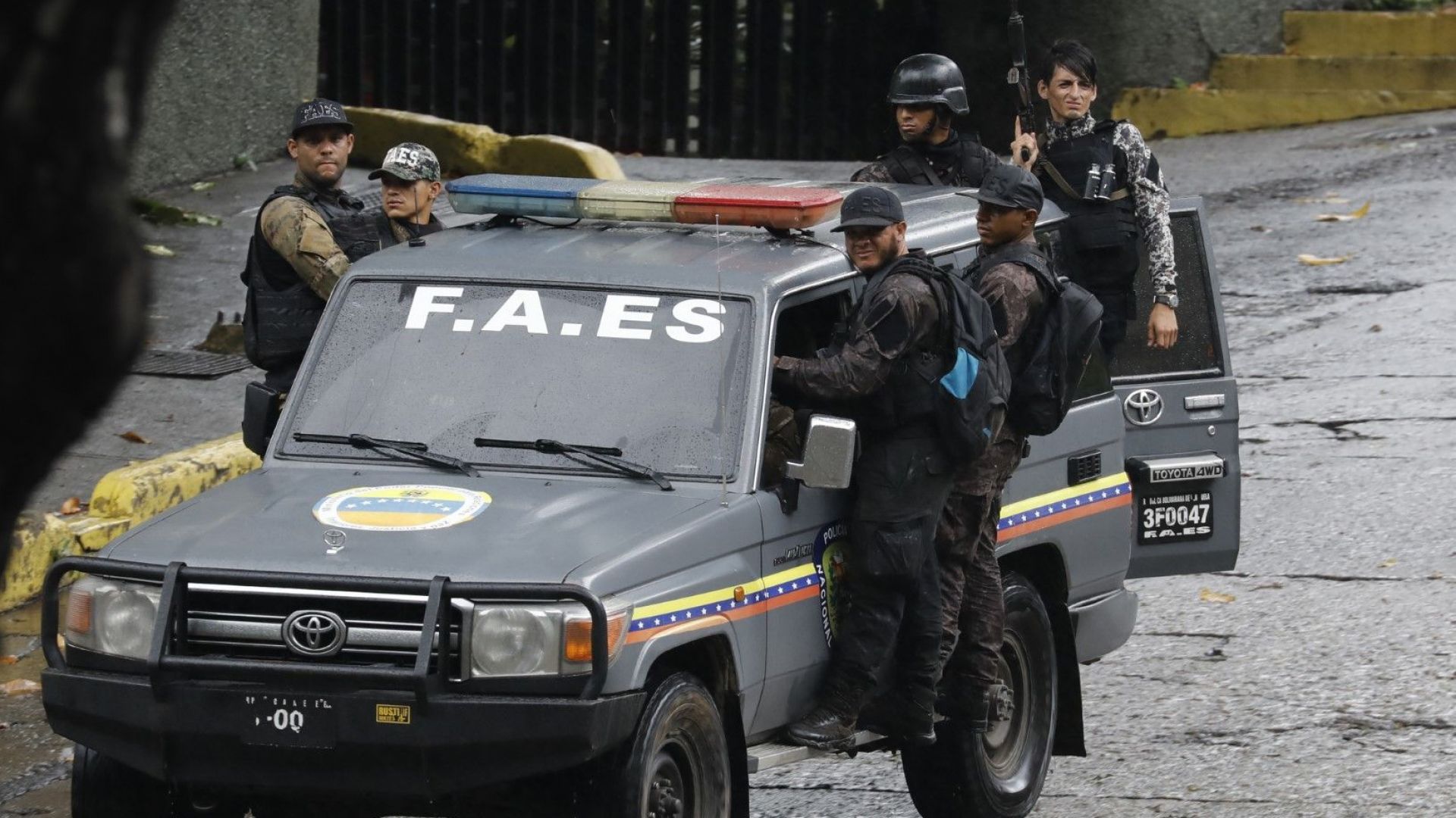 Каракас пламна в битката между полицията и бандите: десетки са жертвите