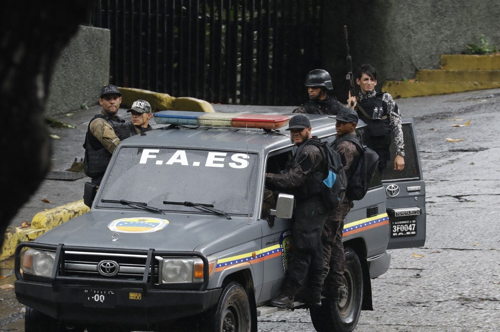Специалните части обикалят квартал Кота 905 в Каракас в опит да намерят и заловят лидерите на бандата Коки