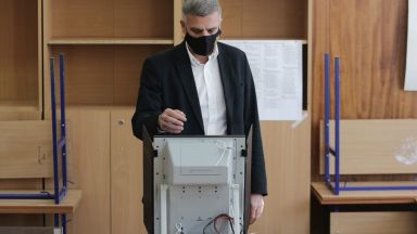 Служебният премиер Стефан Янев поздрави българите с днешния изборен ден