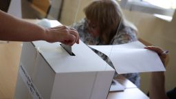 Предлагат гласуване с една карта и една разписка за двата вота 