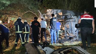 12 души бяха убити в катастрофа на автобус, превозващ мигранти в Турция
