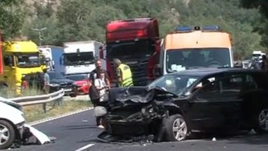 Тежка катастрофа затвори главен път Е 79 в района на Кресненското