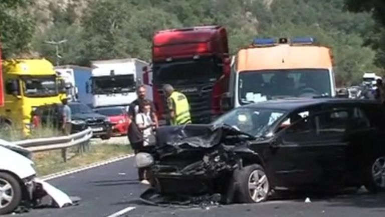 Тежка катастрофа затвори главен път Е-79 в района на Кресненското