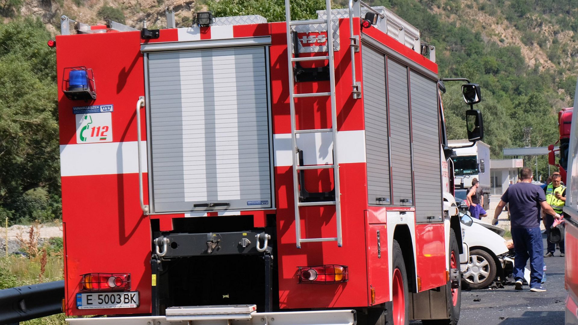 Джип на пожарната в Пловдив се заби в скала, завъртя се и блъсна друга кола