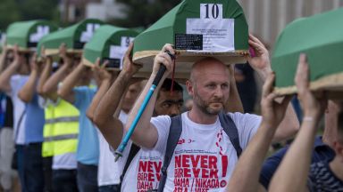 Хиляди хора в Босна и Херцеговина се събраха днес за