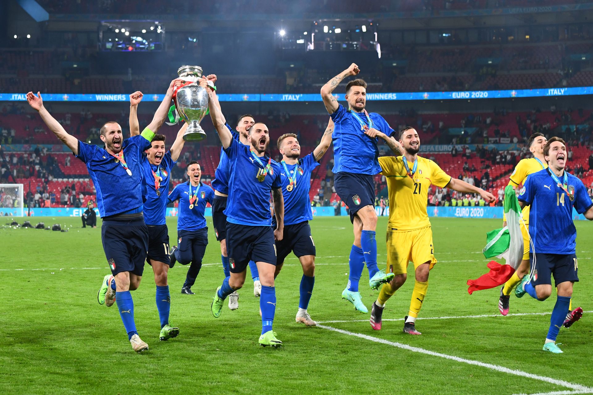 Италия стъпи на Европейския футболен връх