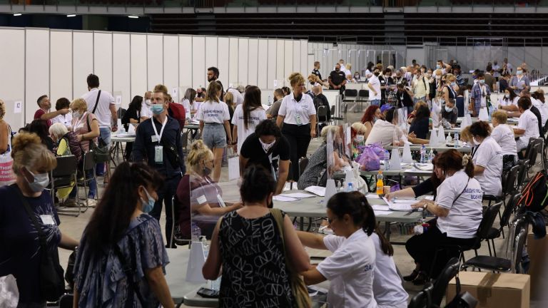 Безсънна, но далеч по-спокойна и кратка беше нощта в Арена