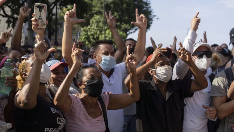 Хиляди хора излязоха на протести на много места в Куба