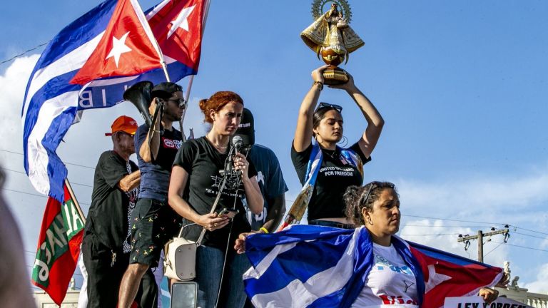 Гражданите на Куба одобриха на необичаен референдум радикален семеен закон,