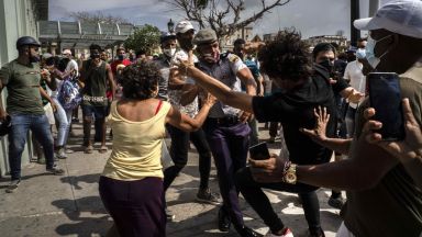 Хиляди хора протестираха "против" и "за" комунистическата власт в Куба