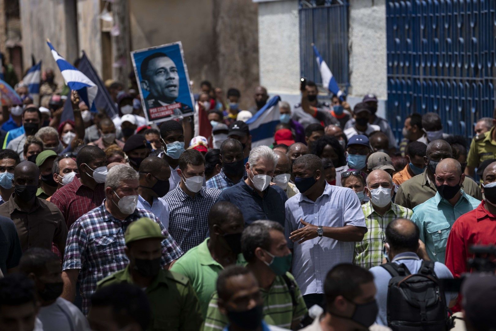 Президентът на Куба Мигел Диас Канел сред своите последователи след антиправителствен протест в Сан Антонио де лос Банос, Куба, 11 юли 2021 г.