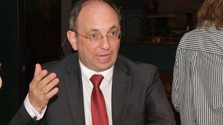 Той вдигна държавните разходи до космоса - два пъти по-високи,